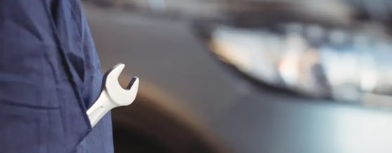 Mecânico usando ferramentas para fazer a manutenção preventiva do carro alugado