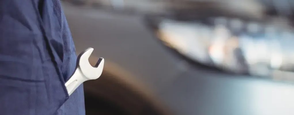 Mecânico usando ferramentas para fazer a manutenção preventiva do carro alugado