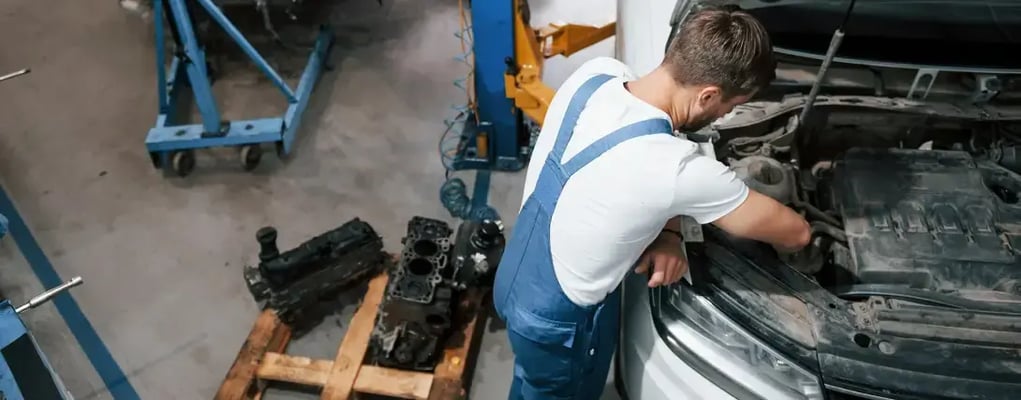 Mecânico fazendo a manutenção preventiva de um veículo