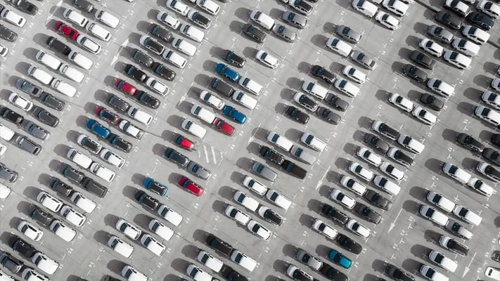 Estacionamento amplo visto de cima repleto de carros usados mais vendidos 