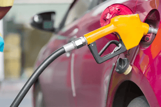 Close na bomba de combustível abastecendo um carro