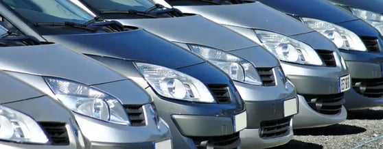 Diversos carros enfileirados em um pátio