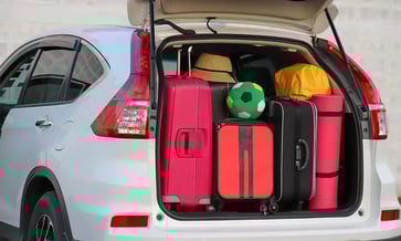 Porta-malas grande cheio de malas de viagem