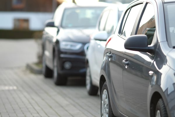 Visão lateral de carros sedan em fileira