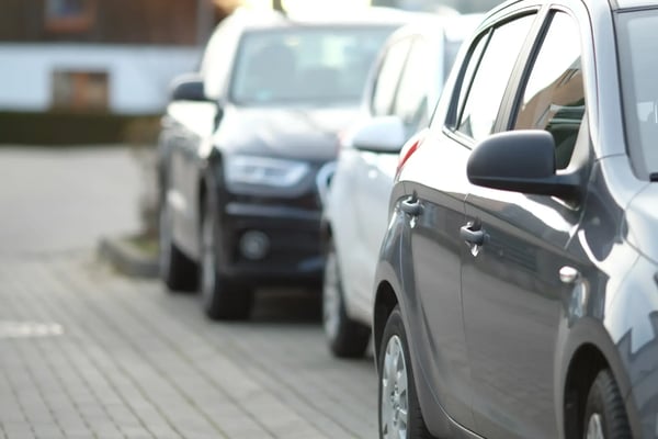 Visão lateral de carros sedan em fileira