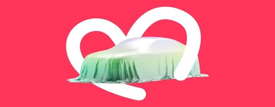 Carro coberto por um pano sob um elemento visual branco em forma de coração