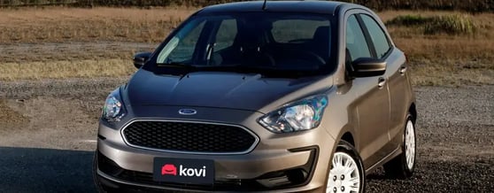 Visão frontal do carro da Ford um local a céu aberto