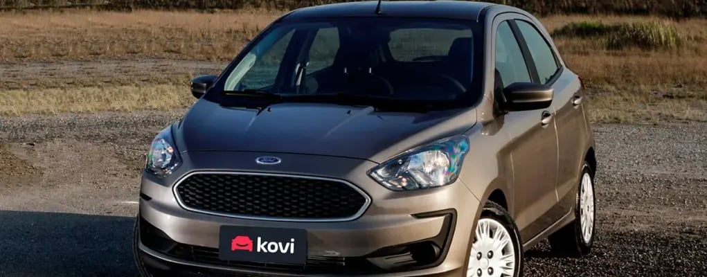 Visão frontal do carro da Ford um local a céu aberto