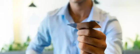 Homem ao fundo entregando cartão de crédito