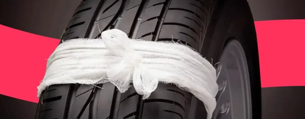 Pneu de carro com um curativo, cuidados com pneu