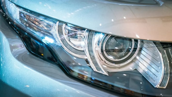 Close nos faróis de um carro prata