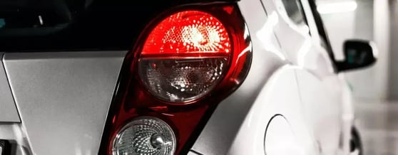 Farol traseiro de veículo prata