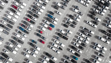 Estacionamento amplo visto de cima repleto de carros usados mais vendidos 