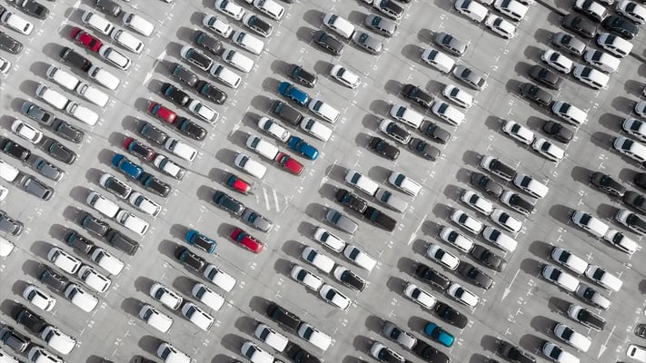 Estacionamento amplo visto de cima repleto de carros usados mais vendidos 