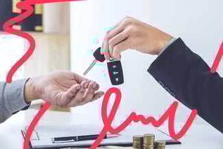 Vendedora entregando chave de veículo para motorista de aplicativo