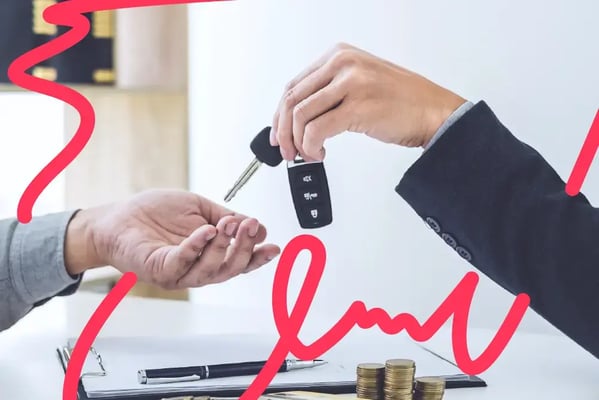 Vendedora entregando chave de veículo para motorista de aplicativo