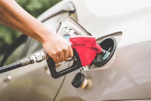 Bomba de combustível abastecendo o tanque do carro