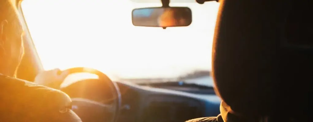 Visão traseira de um motorista dirigindo o carro em um dia ensolarado