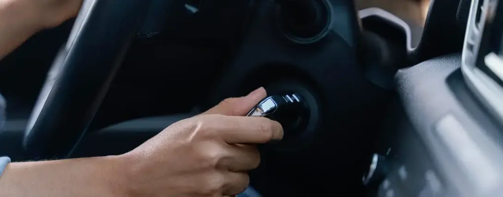 Mulher dando a partida no carro com a chave