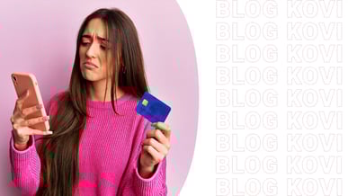 Mulher triste segurando um celular e um cartão de crédito