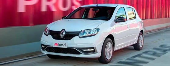 Renault Sandero branco em movimento