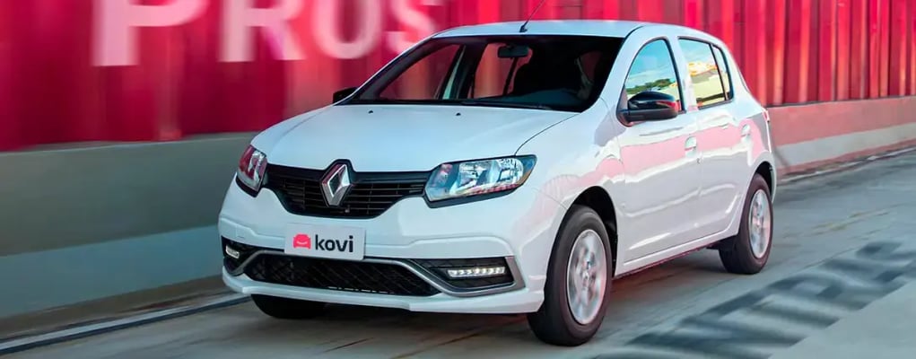 Renault Sandero branco em movimento