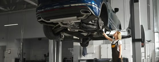 Mulher mecânica fazendo manutenção preventiva do veículo