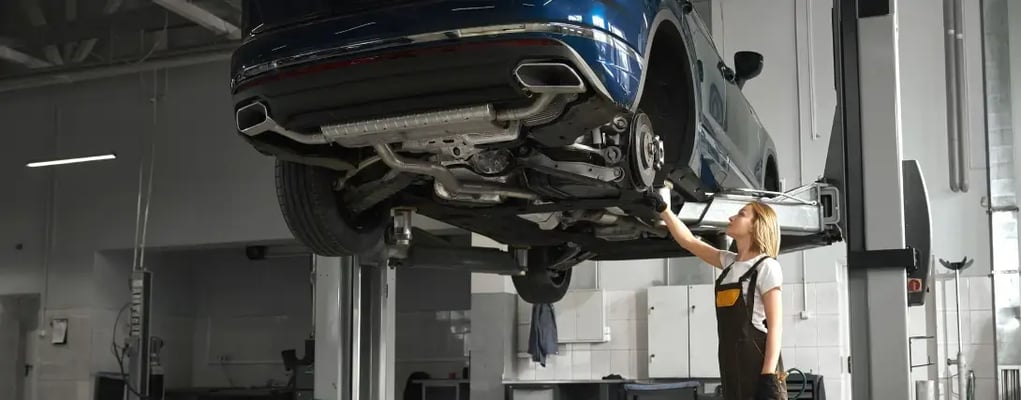 Mulher mecânica fazendo manutenção preventiva do veículo