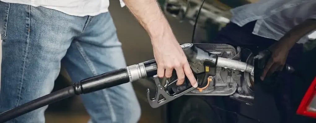 Pessoa abastecendo o carro com combustível