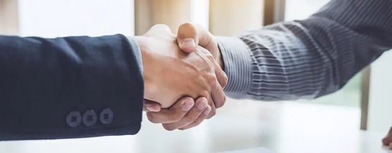 Close do aperto de mãos entre dois homens