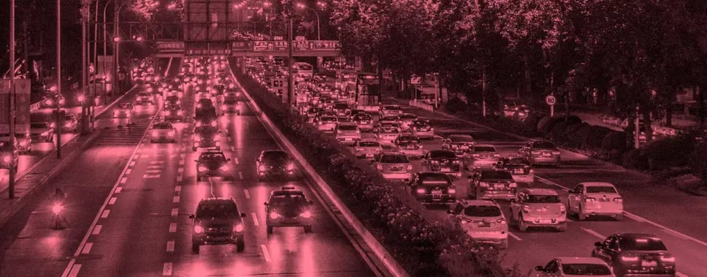Foto de trânsito em uma avenida com filtro rosa, aluguel sem cartão de crédito