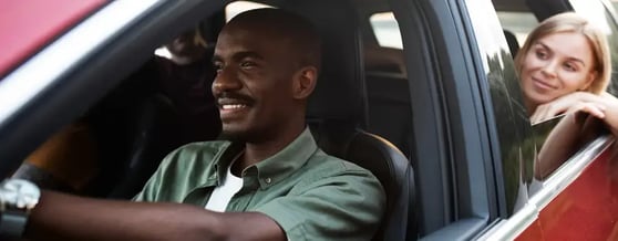 Homem dirigindo um carro cheio de amigos