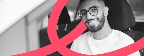Homem motorista de app sorridente dentro de seu carro alugado