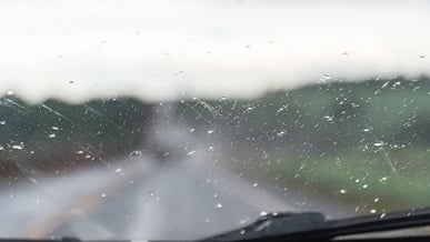 Para-brisas com gotas de chuva, dirigir carro em dias chuvosos