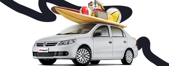 Carro com prancha e objetos de férias em cima