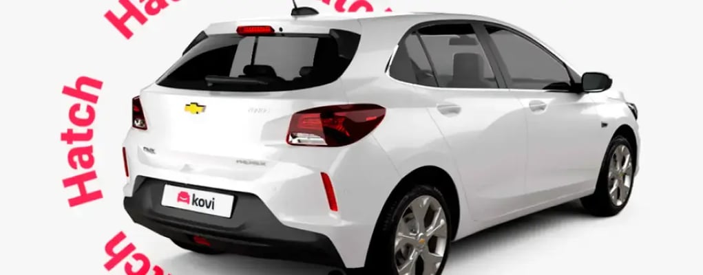 Traseira do Chevrolet Onix branco com a palavra 'hatch' em formato circular