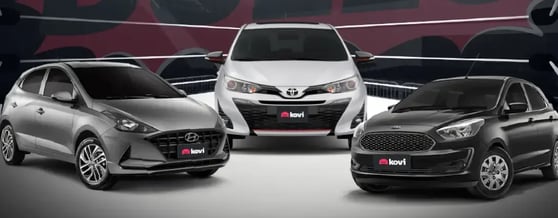 Carro subcompacto, hatch e sedã em um ringue de luta, compare modelos. 