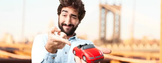 Homem apontando para carro vermelho