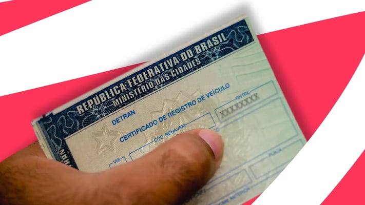 Foco em mão segurando uma carteira nacional de habilitação