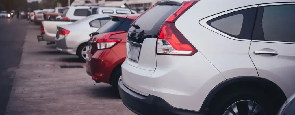 Diversos modelos de carro disponíveis no pátio da Kovi