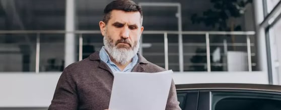 Homem olhando concentrado para um documento