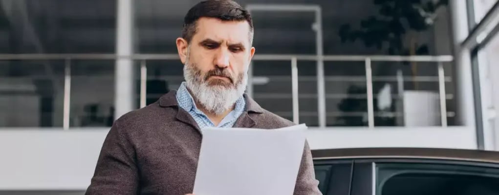 Homem olhando concentrado para um documento
