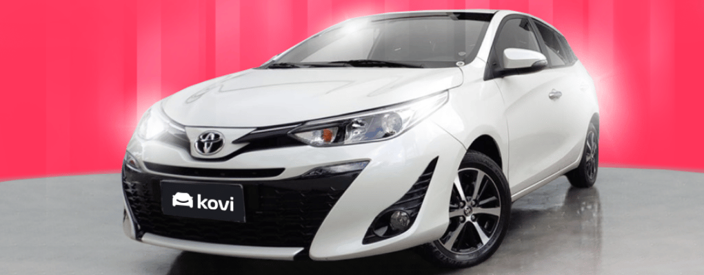 Veículo da toyota em destaque em um fundo rosa