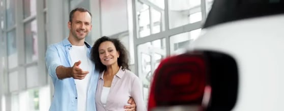 Casal avaliando um carro para alugar