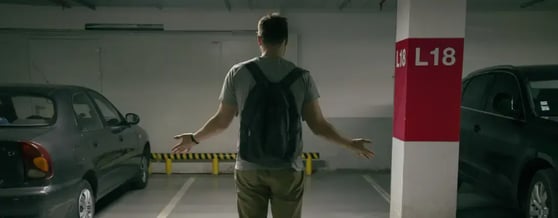 Homem no estacionamento com a vaga vazia, dicas de segurança