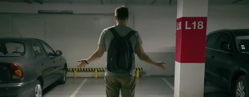 Homem no estacionamento com a vaga vazia, dicas de segurança