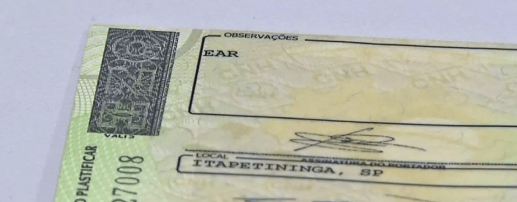Close em uma carteira nacional de habilitação com foco na observação EAR - Exerce atividade remunerada
