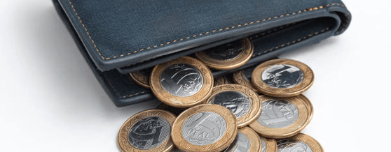 Carteira aberta com várias moedas saindo para fora, economia