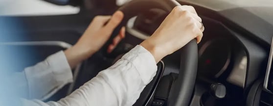 Duas mãos segurando o volante