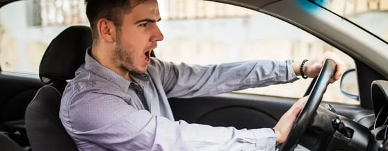 Motorista nervoso apertando a buzina do veículo